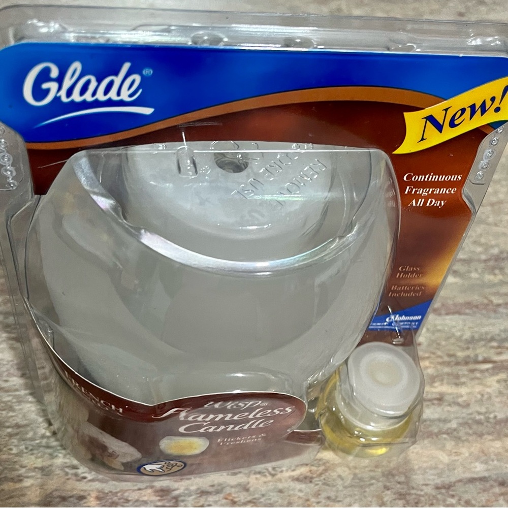 Glade French Vanilla White Flameless Fragrance Candle with refill